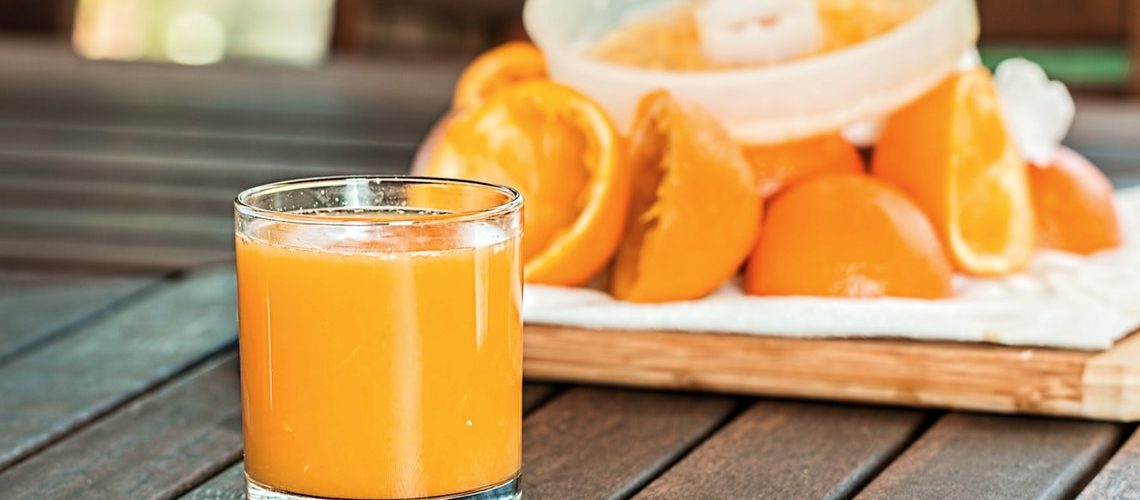 Un jus de fruits frais avec le presse agrume électrique - Cuisine A Vivre Un jus de fruits frais avec le presse agrume électrique