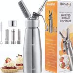 RuneSol® Home Whipper Siphon à crème chantilly professionnel avec 3 douilles en acier inoxydable. Siphons compatible avec les cartouches N20 (non inclus) - Cuisine A Vivre RuneSol® Home Whipper Siphon à crème chantilly professionnel avec 3 douilles en acier inoxydable. Siphons compatible avec les cartouches N20 (non inclus)