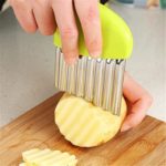 TaoNaisi Couteau Cuisine Outil de Coupe de Plis de Pomme de terre Légumes, Acier Inoxydable, Argent Barre Vert - Cuisine A Vivre TaoNaisi Couteau Cuisine Outil de Coupe de Plis de Pomme de terre Légumes, Acier Inoxydable, Argent Barre Vert